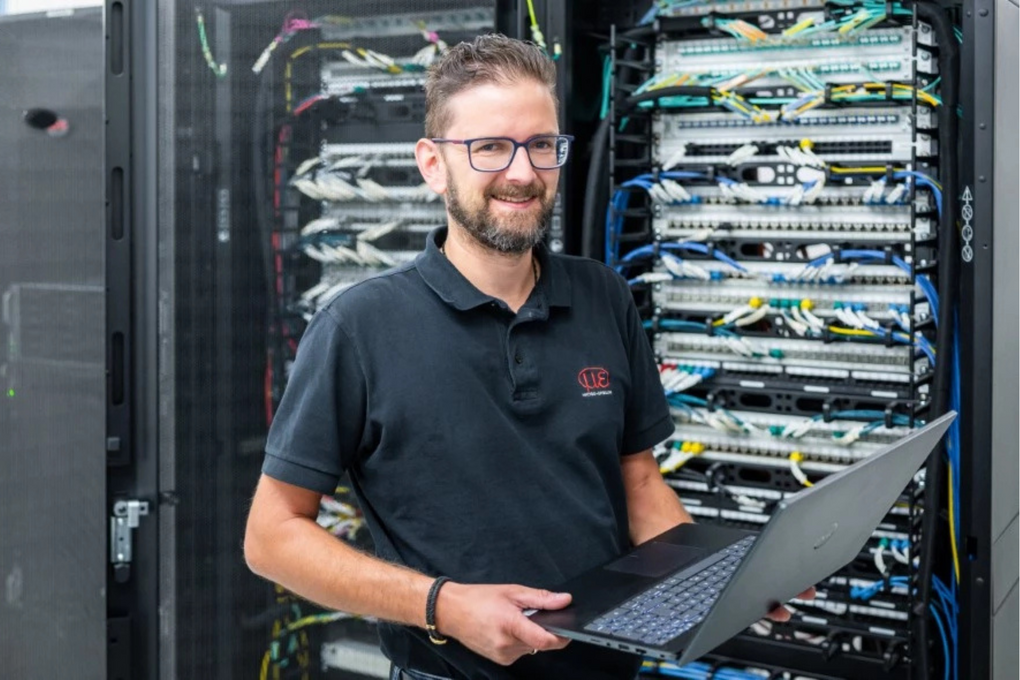 Du planst und betreust IT-Systeme, Netzwerke und sorgst dafür, dass alles sicher und stabil läuft.