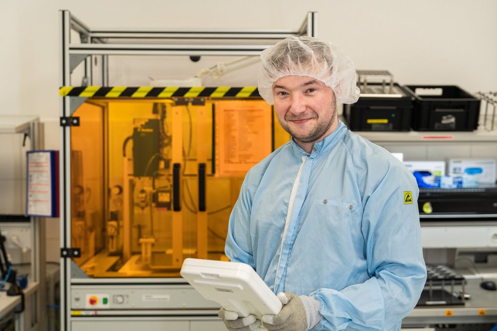 Hier arbeiten Menschen mit einer Faszination für Spannung und Technik. Mit ihrem Fingerspitzengefühl und der Lizenz zum Löten, erschaffen sie Sensoren mit höchster Präzision für die Welt von morgen.