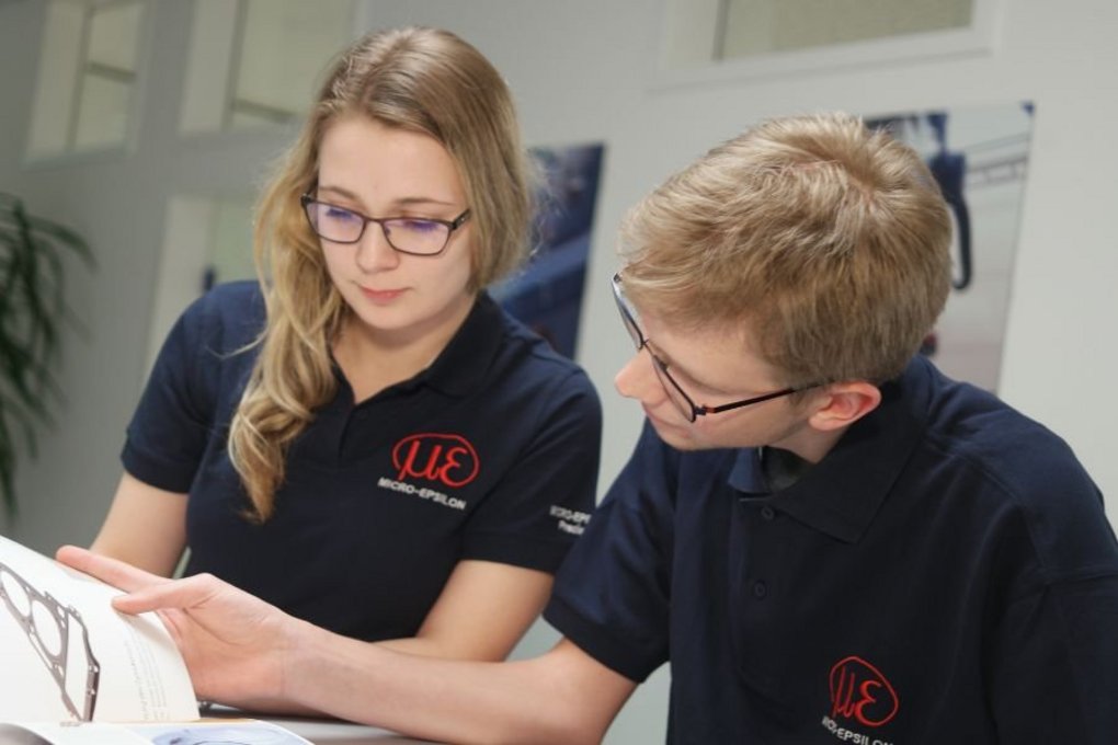 Bei uns kannst du Theorie und Praxis vereinen. Wir bieten neben dualen Studienangeboten auch die Möglichkeit einer Werkstudententätigkeit oder die Begleitung deiner Abschlussarbeit.