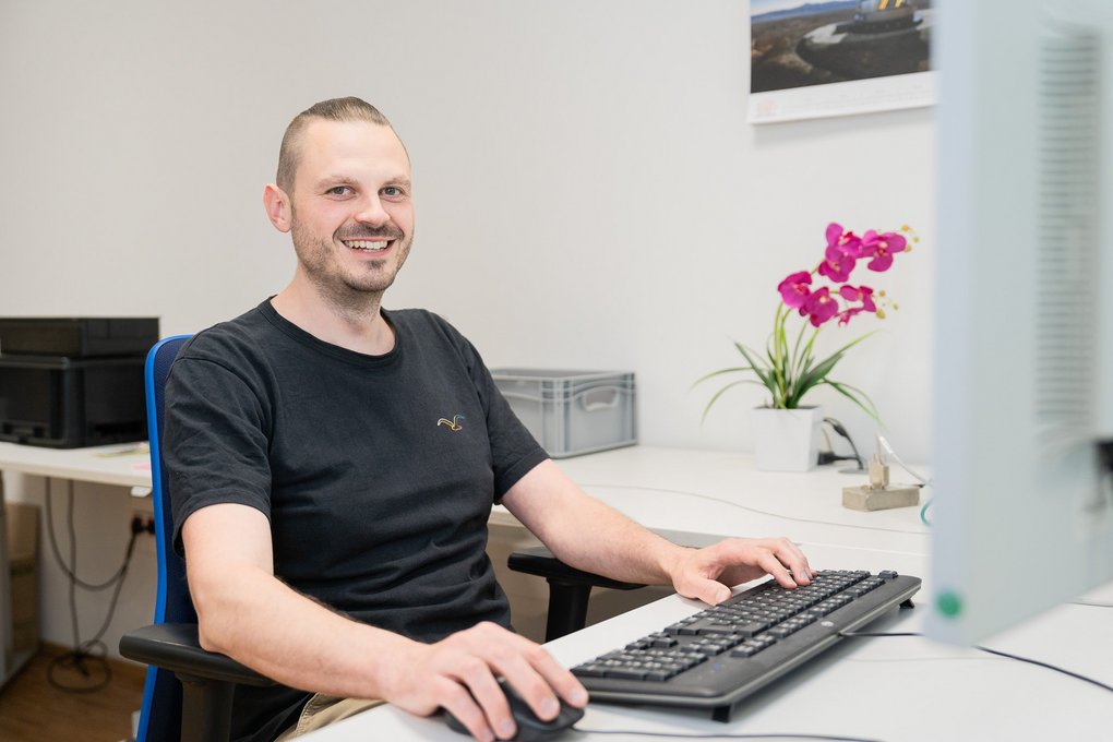 Du programmierst Software, entwickelst Anwendungen oder findest individuelle Lösungen für reale Herausforderungen.