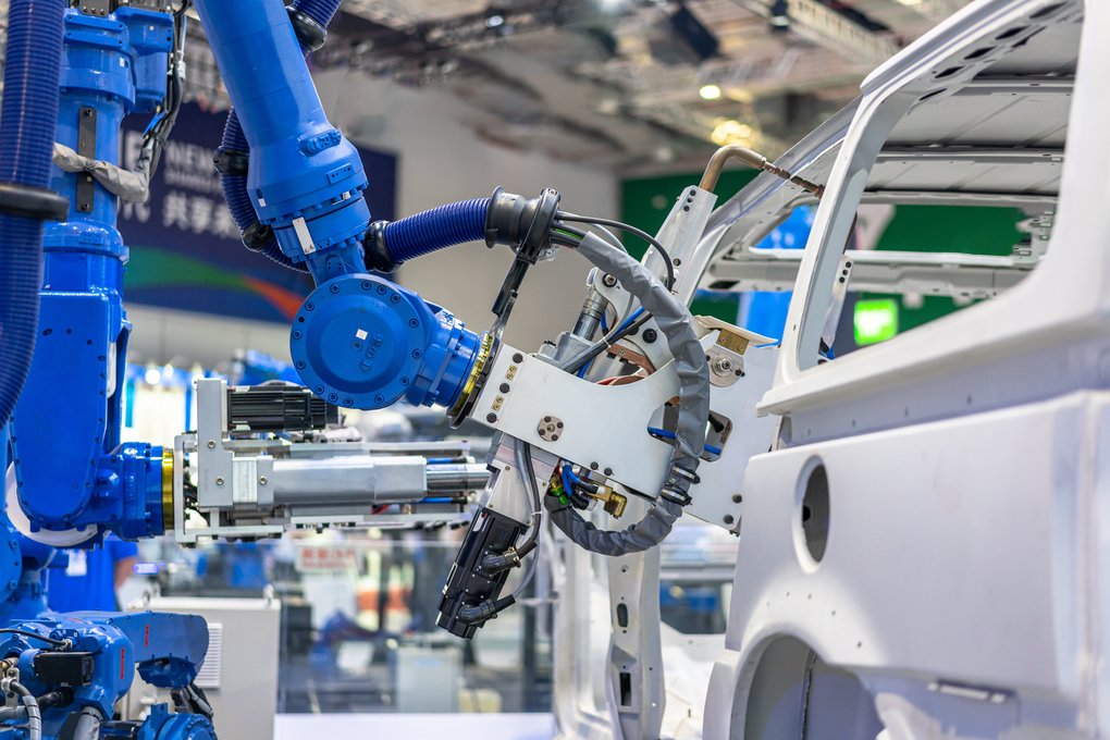 Mehr Präzision & Innovation - Made in Germany<br />
Intelligente Sensoren mit hoher Präzision<br />
Tiefes Technologie- und Applikationswissen in Advanced Automation