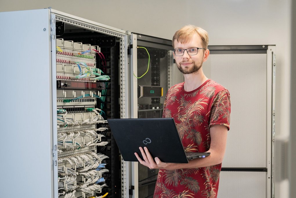 Das Herz dieser Menschen schlägt gleichermaßen für IT und Wirtschaft. Im IT-Support werden sie zu echten Alltagshelden und nebenbei analysieren und bewerten sie Daten und Prozesse, um mögliche Verbesserungen abzuleiten.